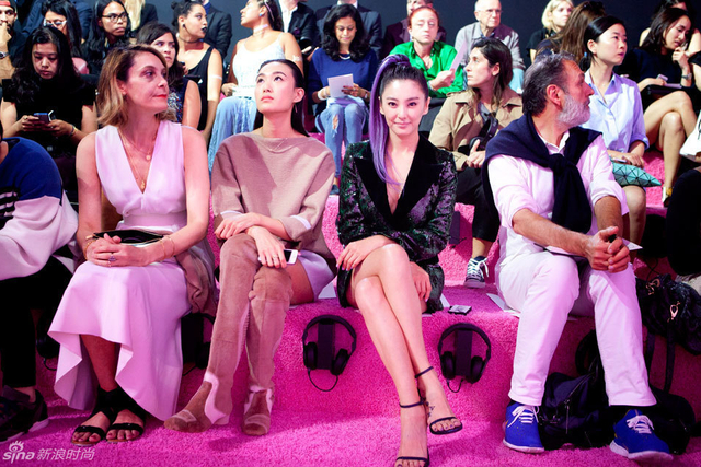 秦舒培张雨绮亮相纽约时装周Marc Jacobs秀场
