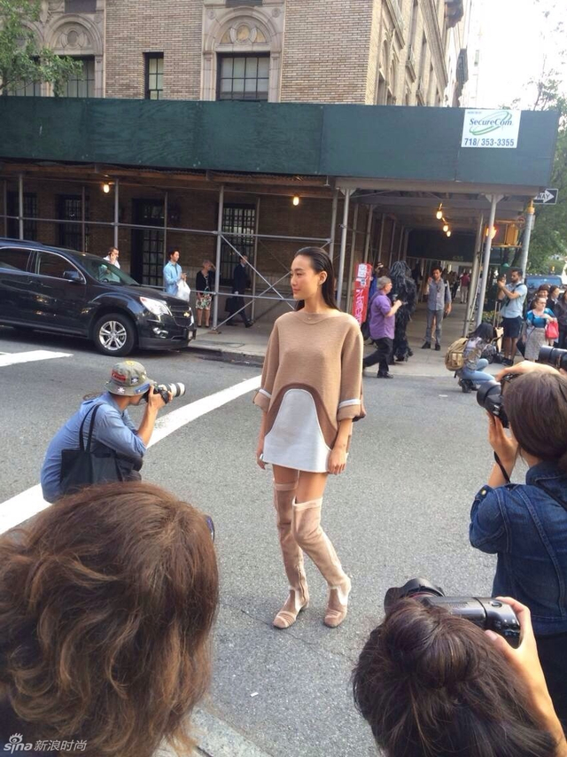 秦舒培张雨绮亮相纽约时装周Marc Jacobs秀场