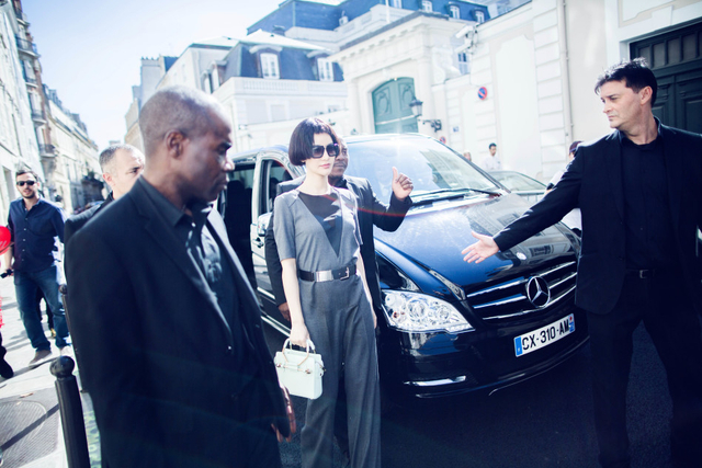 尚雯婕亮相巴黎时装周 与Viktor&Rolf对话时尚