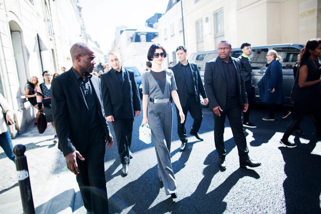 尚雯婕亮相巴黎时装周 与Viktor&Rolf对话时尚