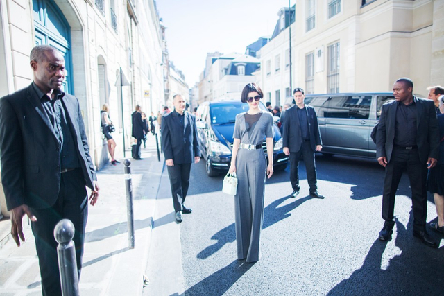 尚雯婕亮相巴黎时装周 与Viktor&Rolf对话时尚