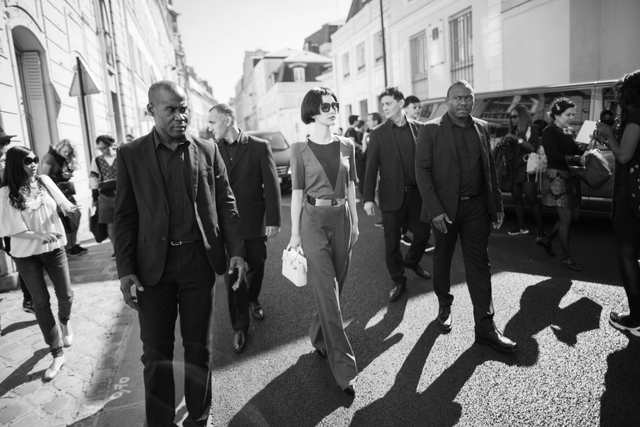 尚雯婕亮相巴黎时装周 与Viktor&Rolf对话时尚