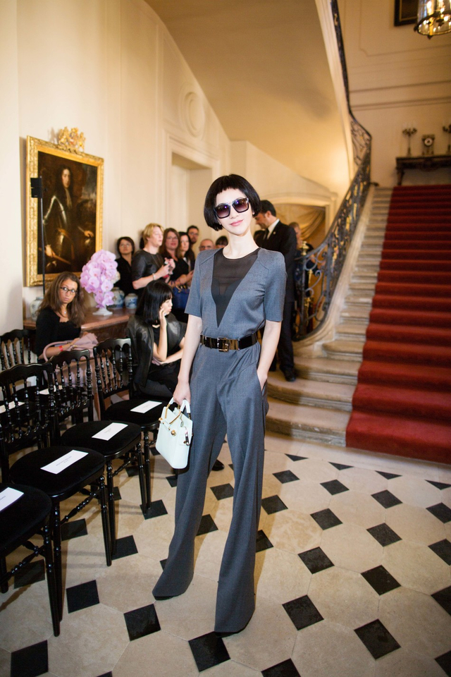 尚雯婕亮相巴黎时装周 与Viktor&Rolf对话时尚