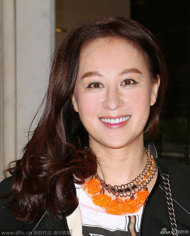 tvb女星江欣燕日前在香港出席某艺术活动,眉头轮廓暧昧模糊,眉毛之间