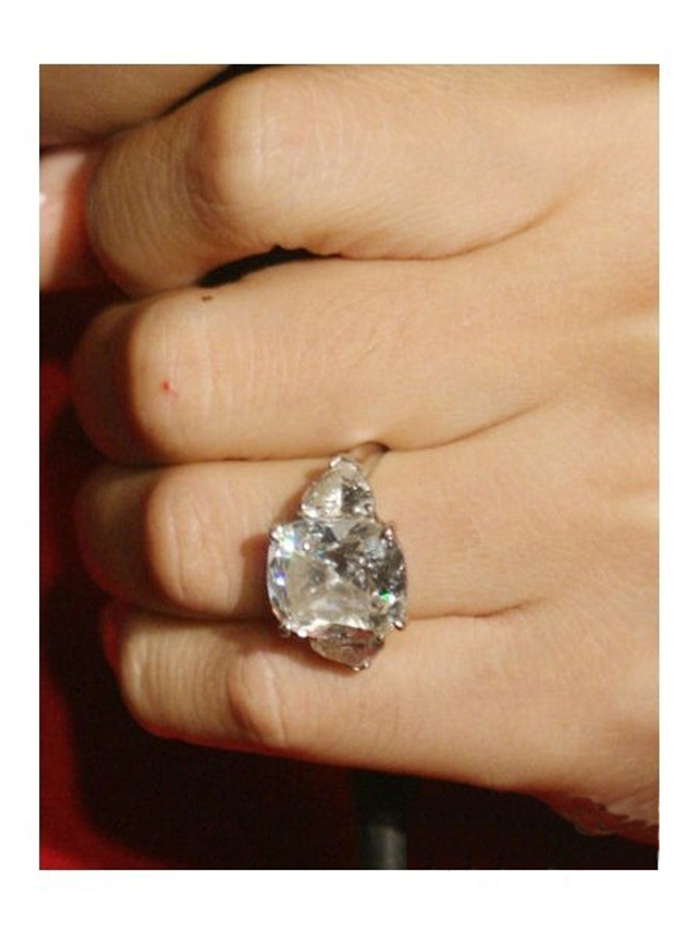 扒一扒汪峰赠子怡的那枚9.15克拉鸽子蛋