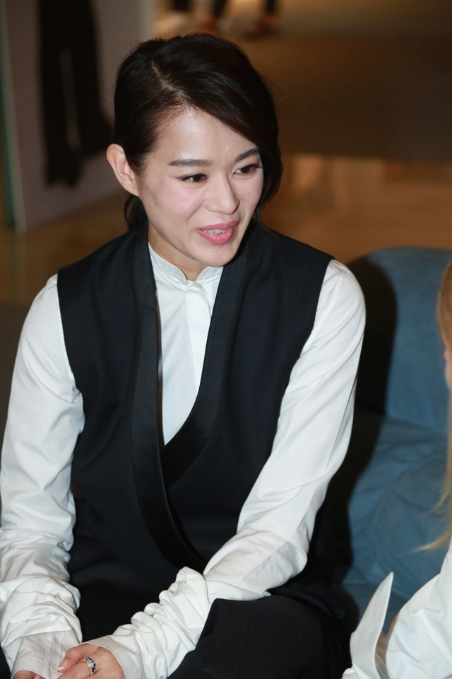 Ports 1961展厅 胡杏儿黑马甲白衬衫像极服务生