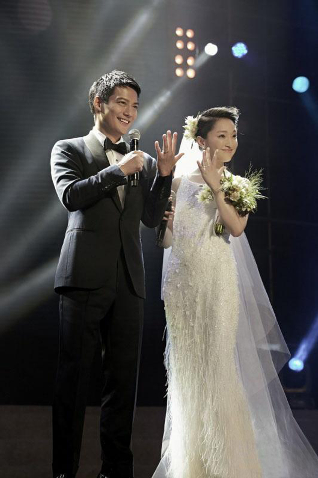 Angelababy曝光巨钻婚戒 明星