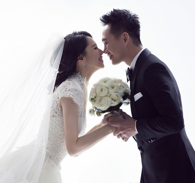 Angelababy曝光巨钻婚戒 明星