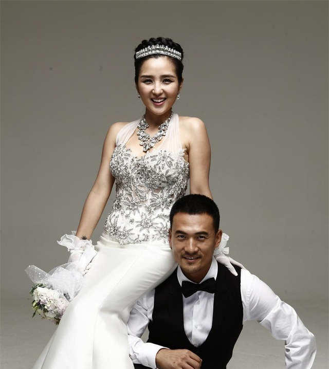 Angelababy曝光巨钻婚戒 明星