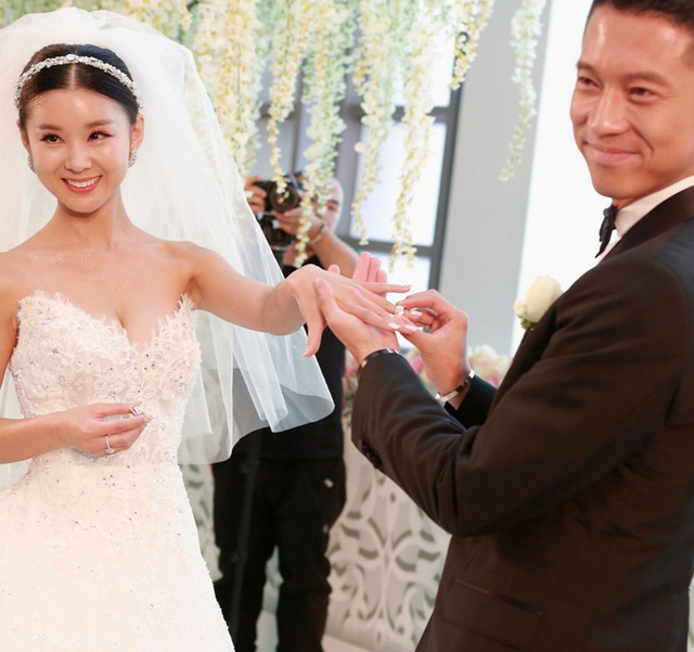 Angelababy曝光巨钻婚戒 明星