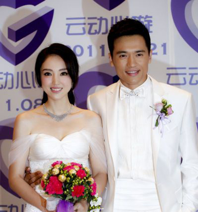 Angelababy曝光巨钻婚戒 明星