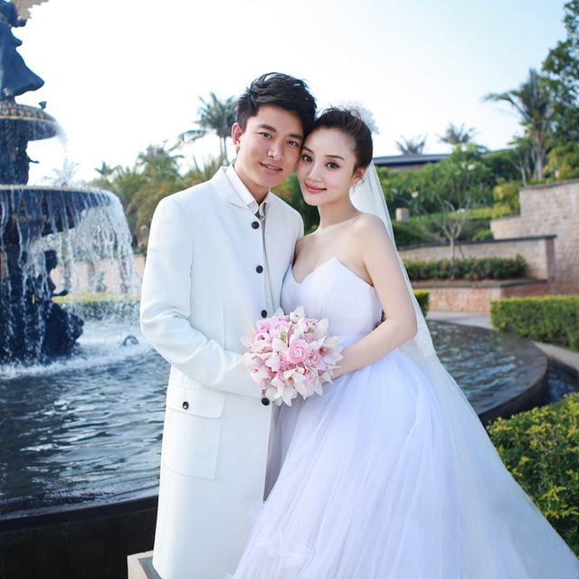 Angelababy曝光巨钻婚戒 明星