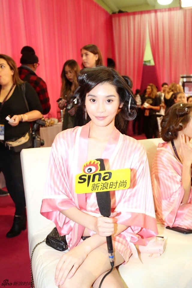 新浪时尚独家探秘：2015维秘大秀后台私房照