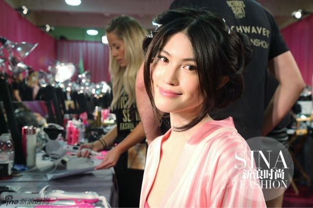 新浪时尚独家探秘：2015维秘大秀后台私房照