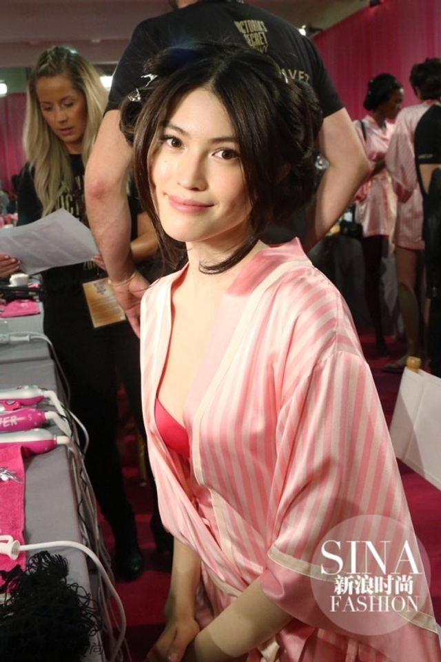 新浪时尚独家探秘：2015维秘大秀后台私房照