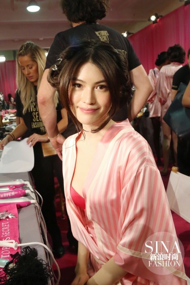 新浪时尚独家探秘：2015维秘大秀后台私房照