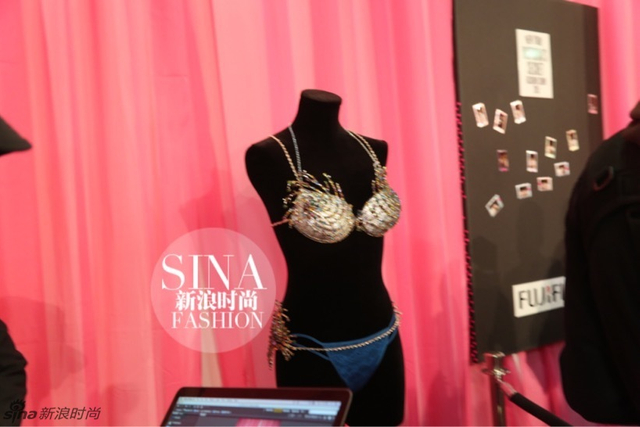 新浪时尚独家探秘：2015维秘大秀后台私房照