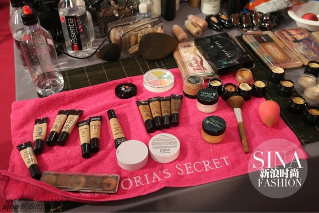 新浪时尚独家探秘：2015维秘大秀后台私房照
