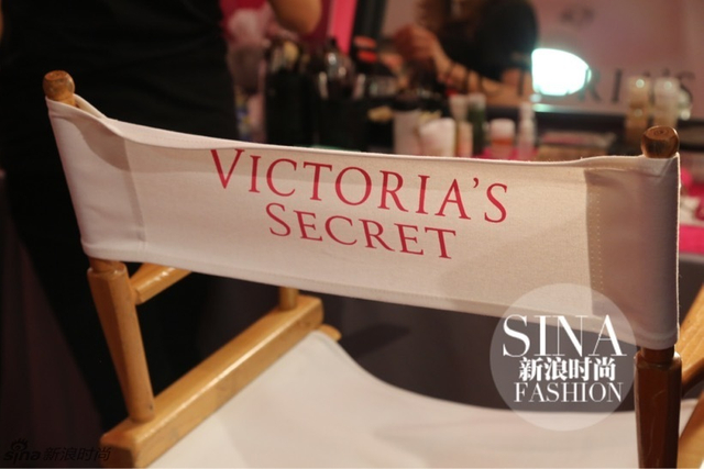 新浪时尚独家探秘：2015维秘大秀后台私房照