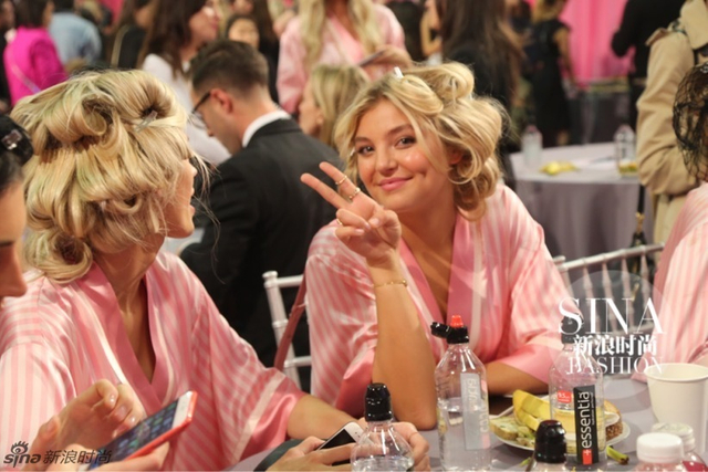 新浪时尚独家探秘：2015维秘大秀后台私房照