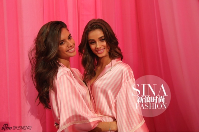新浪时尚独家探秘：2015维秘大秀后台私房照