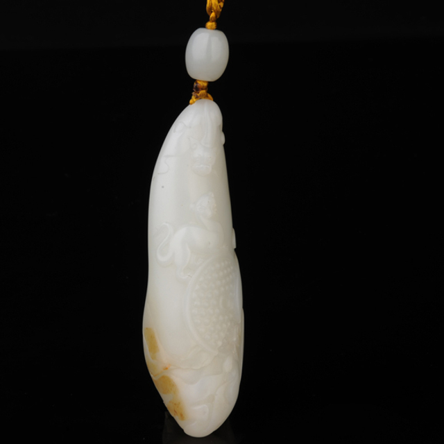 63府上有龙 新疆和田玉籽料白玉RMB：55,000