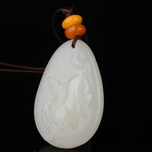 240马挂件 材质：新疆和田玉籽料白玉 无底价
