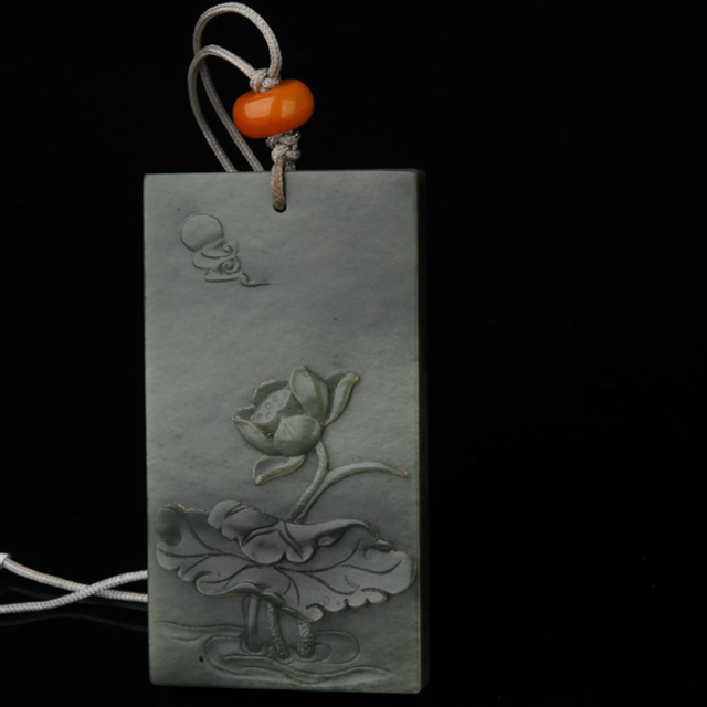 286映日荷花 新疆和田玉籽料青玉RMB：12,000