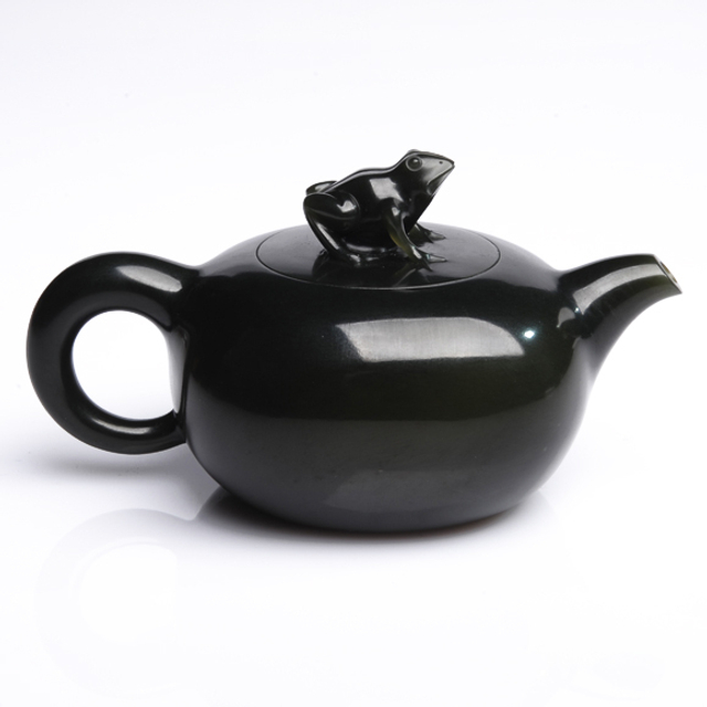 215 蛙趣壶  和田玉籽料墨碧  RMB：300,000