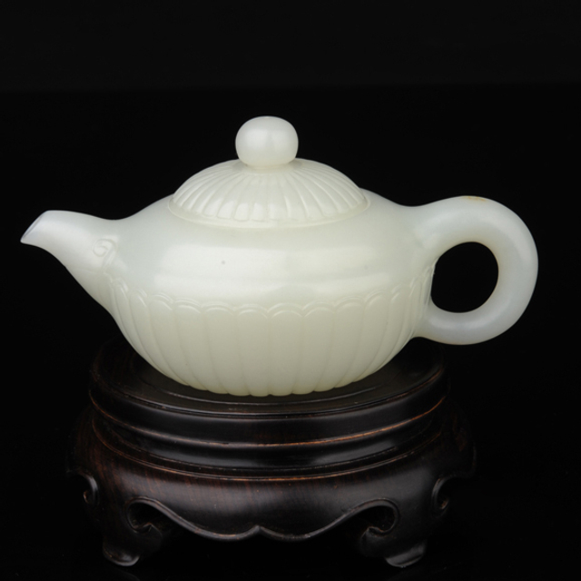 218 菊瓣壶 和田玉籽料白玉 RMB500,000
