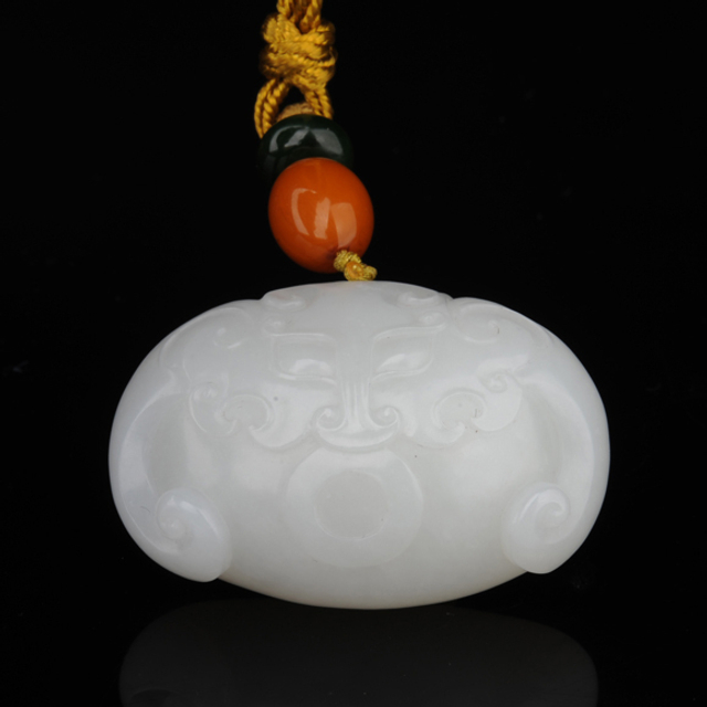 295兽面纹手把件 和田玉籽料白玉RMB：35,000