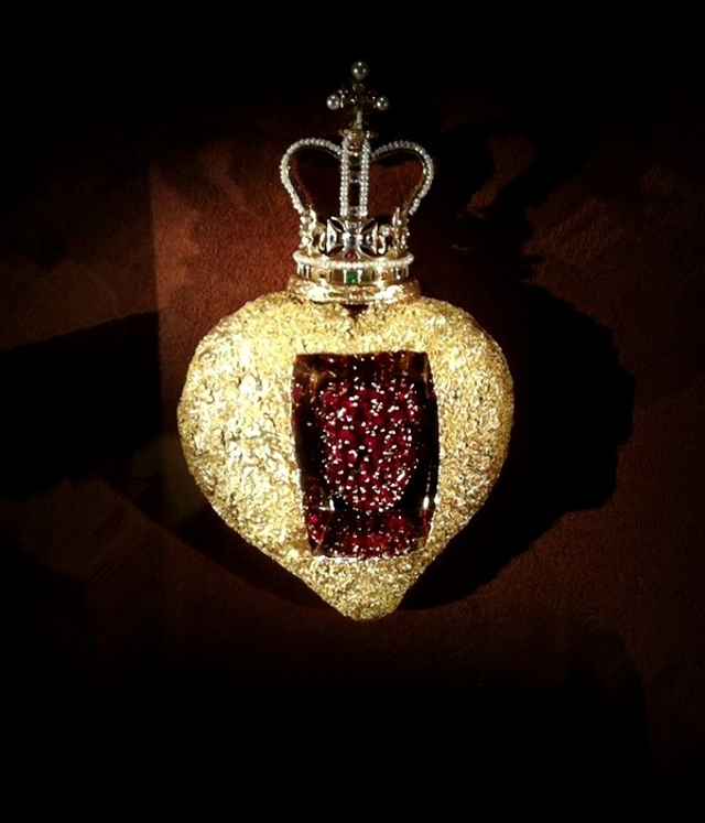 达利设计的超现实主义珠宝