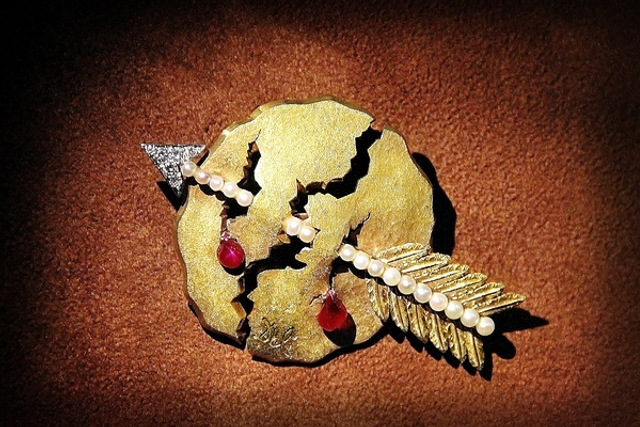 达利设计的超现实主义珠宝