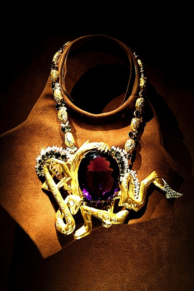 达利设计的超现实主义珠宝