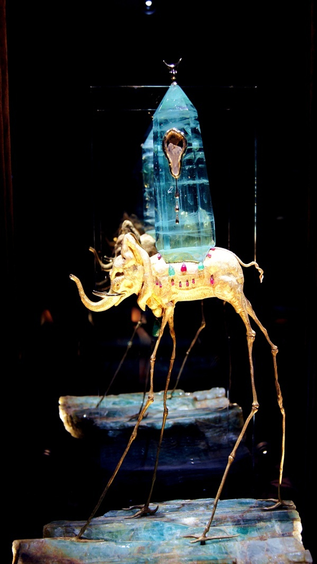 达利设计的超现实主义珠宝