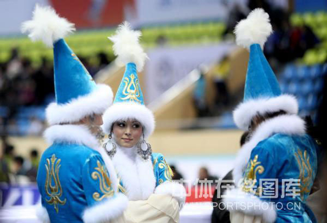 三位美女在商量什么