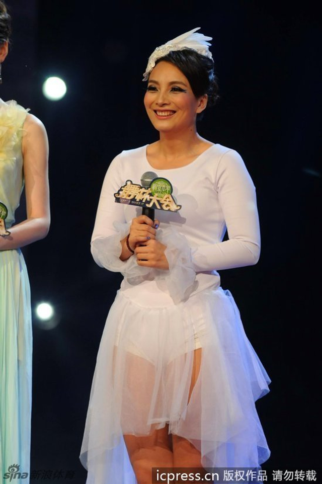 李妮娜笑容满面