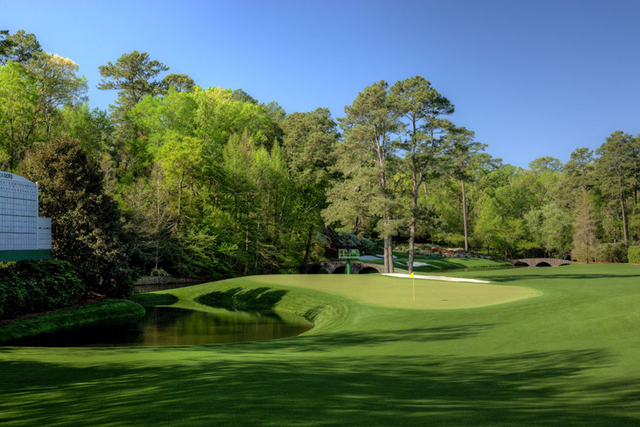 弯弯小溪萦绕果岭