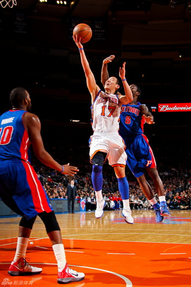 林书豪飞身上篮