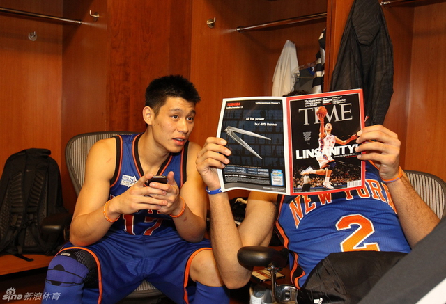 阿豪队友菲尔德斯手持时代杂志