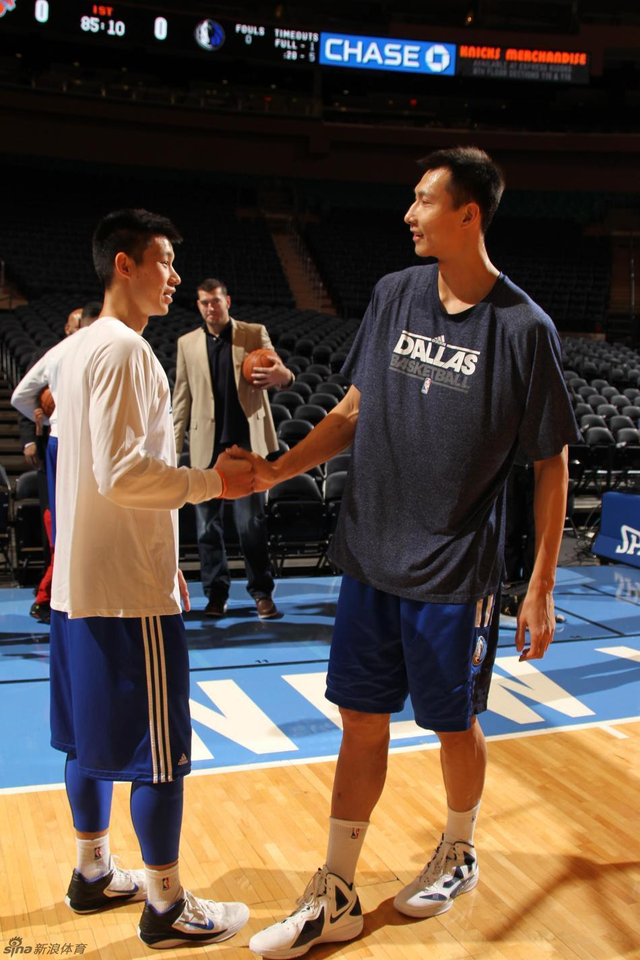 赛前阿豪与易建联握手致意