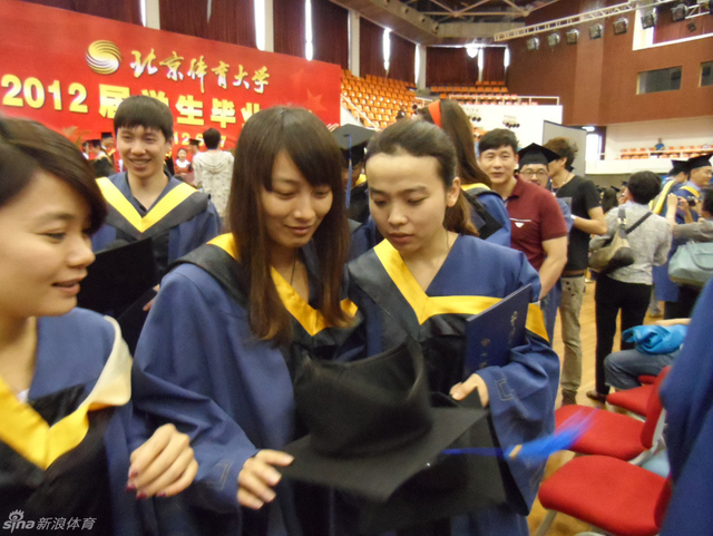 仔细的看硕士学位帽
