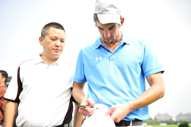 菲鱼为粉丝签名