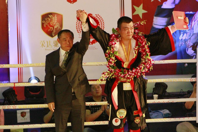 胜利后霸气示人