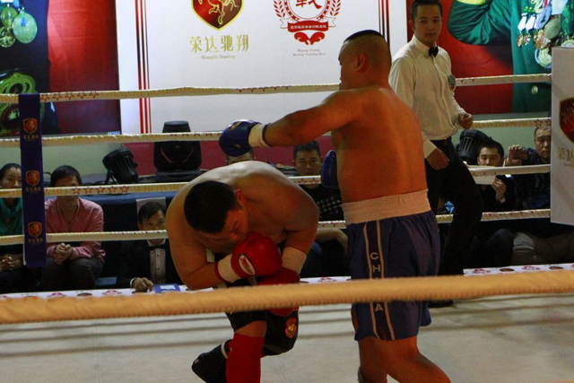 张君龙轻盈躲拳