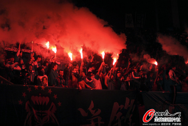 球迷现场燃放烟火
