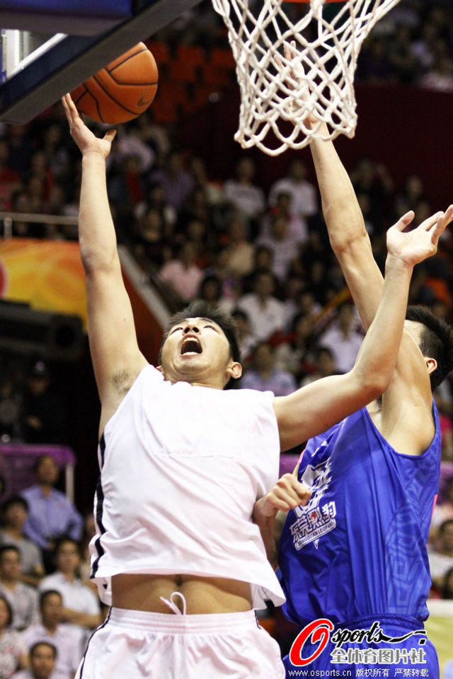 李原宇篮下得分