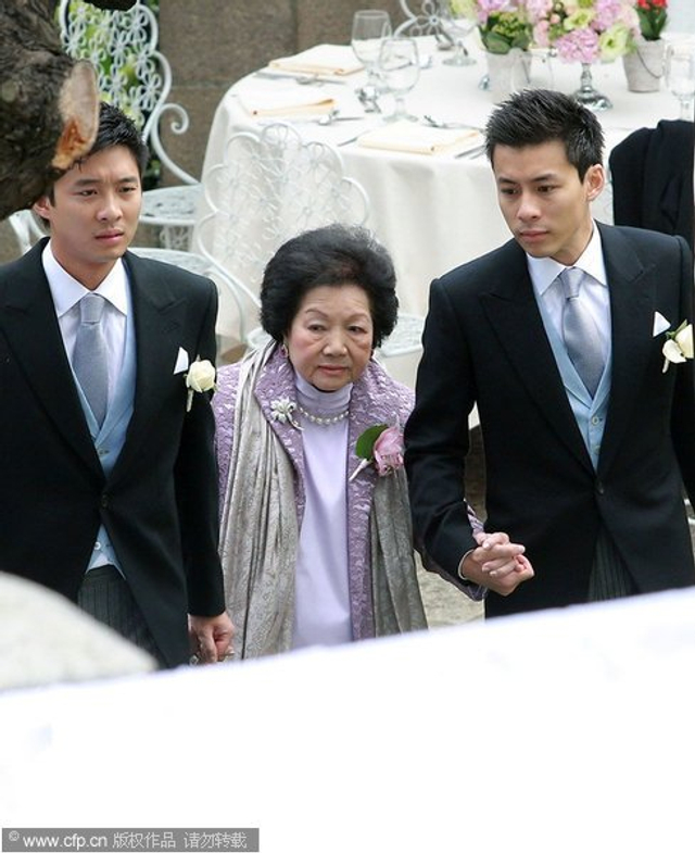 搀扶老太太入场