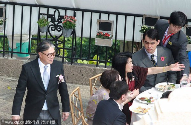 霍震霆走到家人席