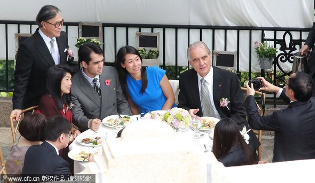 亲朋团聚庆新人新婚